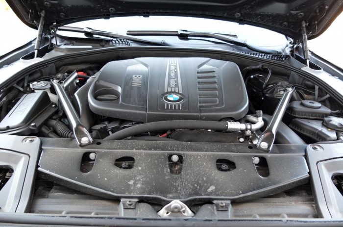 Morog, de a hat henger, három liter kell a lelki békéhez. A 2010-es bemutatkozás óta 245-ről 258-ra emelkedett a lóerők száma, és a nyomaték is több 20 Newtonméterrel.