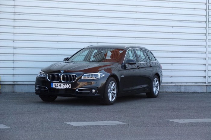 Kívülről szinte észrevehetetlen a ráncfelvarrás, a fényszórók formája változott leheletnyit, de az összbenyomás mégis frissebb. 