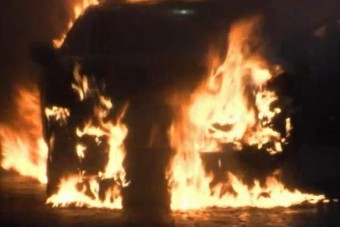 Rájuk gyújtották az autót egy benzinkúton