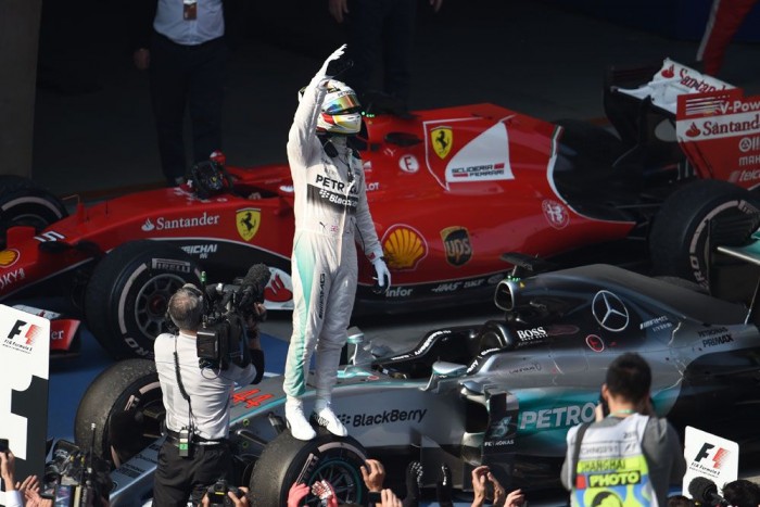 F1: Hamilton nem tudott a pezsgős botrányról 7 | Vezess F1: Hamilton nem tudott a pezsgős botrányról 7