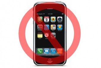 Elkobozták a telefonját, szétverte anyja kocsiját