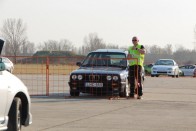 Egy betolakodó! Jó, csak vicc, a Hondások barátságos népek, estefelé több BMW akadt már a réten állva, a valóság nem a netes mémek világa, nem a facebook, itt senki sem anyázott.