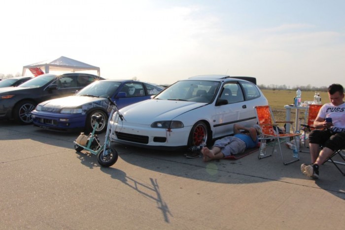A reptéren megrendezett autós találkozó előnye, hogy könnyű parkolni, sokan elférnek, és lehet gyorsulni. Viszont árnyék, az nincs, ezért csak az autó mögé húzódva lehet megelőzni a napszúrást. 