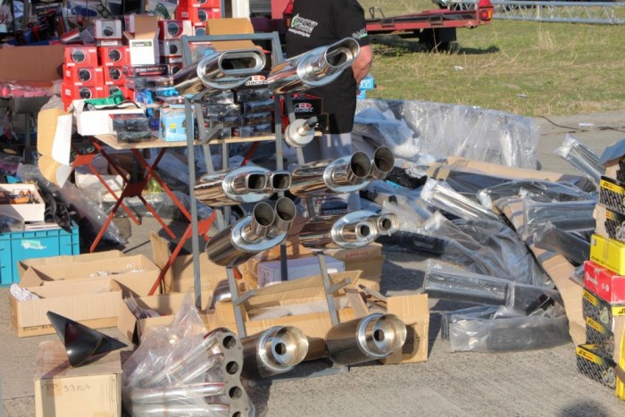 Aki itt kívánt rá egy ordas dörrentőre kielégíthette igényét. Vicces látni a tényleges kipufogóméretet a kamucsövön belül.