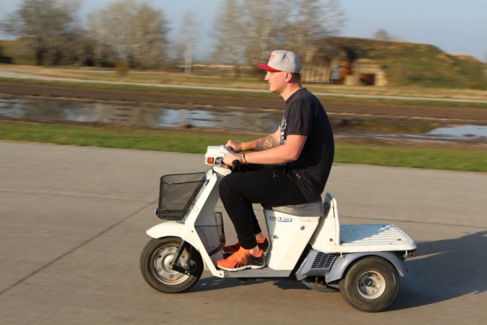 Pörgetés tiltásig, meztelen csajok a reptéren 11