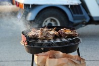 Kötelező kiegészítő a grillen szenesített hús, a tiltáson pörgő motorokat csak teli gyomorral lehet élvezni (elviselni)