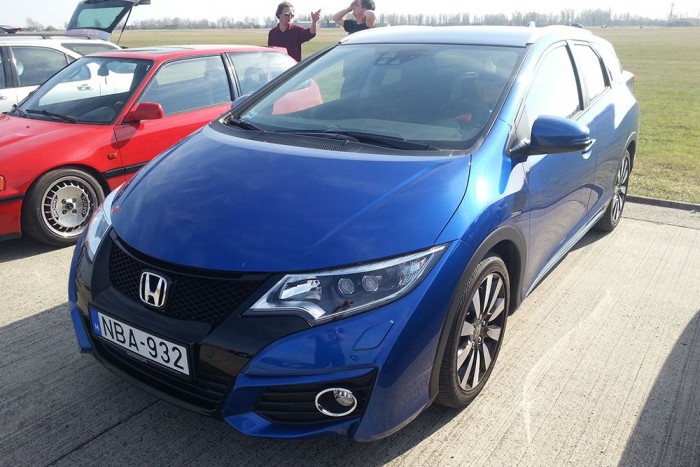 Pörgetés tiltásig, meztelen csajok a reptéren 9