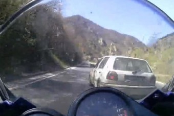 Az ilyen motorosgyűlölő autós előbb-utóbb verést kap