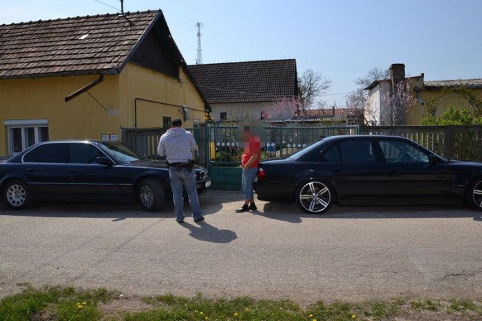 Karcagon karcolt BMW-ket egy férfi