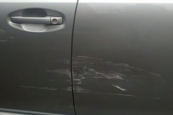 Megkínozták, mert megkarcolt egy autót