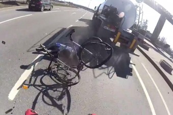 Kamion tiport el egy versenybringást