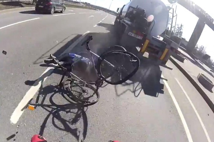 Kamion tiport el egy versenybringást