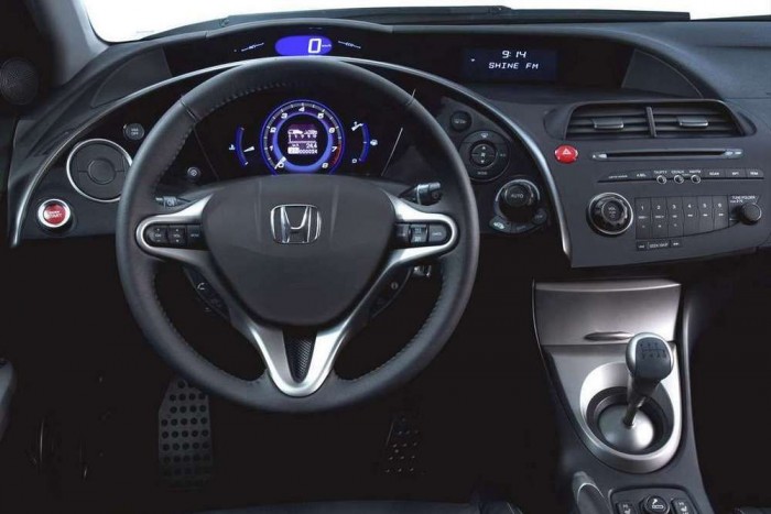 Az autóipar történetének legtutibb műszerfalai 29 8
Kívül-belül egyaránt nagyot ütött a Golf-kategóriában az Európának szánt Honda Civic, a típus nyolcadik generációja, 2006-ban