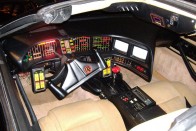 0
Játékon kívül, hisz ezt mindenki felismerni: íme, KITT, azaz a Knight Industries TwoThousand csodálatos műszerfala. Turbo Boost gombbal és apró CRT-monitorokkal, 1982-ből - ekkor indult a Knight Rider sorozat