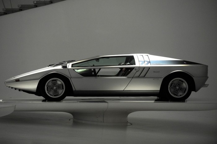 Az autóipar történetének legtutibb műszerfalai 27 10
... Maserati Boomerang tanulmányautóé, 1971-ből. A Torinói Autószalonon kiállított példány egy mozgásképtelen makett volt, de később utcai forgalomba engedett, vizsgás Boomerang prototípus is készült, ha szériaautó nem is lett belőle soha