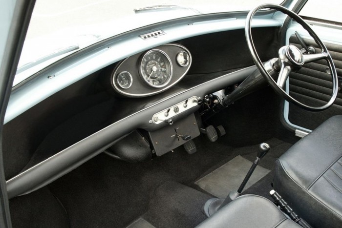 Az autóipar történetének legtutibb műszerfalai 30 7
Ez pedig az Issigonis-féle ős-Mini, ami 1959-ben még tényleg kicsi is volt, nem csak úgy hívták. Elegáns és végtelenül egyszerű egyszerre, ráadásul meglepően jó a helykínálat a picike kabinban