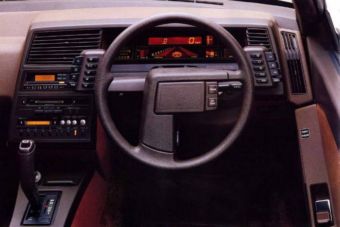 Az autóipar történetének legtutibb műszerfalai 32 5
Mintha egy kézifúróra feszítették volna a karimát az 1985-ös Subaru XT-ben. A kormány annyira fura, hogy első pillantásra fel se tűnik a digitális műszeregység, a fura váltókar vagy a még furább belső kilincs