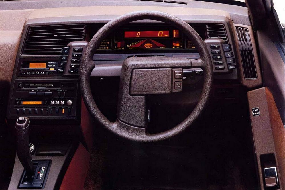 5
Mintha egy kézifúróra feszítették volna a karimát az 1985-ös Subaru XT-ben. A kormány annyira fura, hogy első pillantásra fel se tűnik a digitális műszeregység, a fura váltókar vagy a még furább belső kilincs