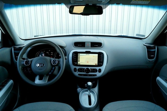 Az elektromos Soult világos belsővel kaptuk, ettől elegánsabb, finomabb hatást kelt