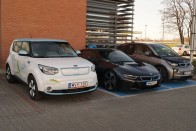 Szivárognak befelé az elektromosok: a BMW-nél álltam be egy fotóra másik két tesztautó, a hibrid sportkocsi és az i3 villanyautó mellé