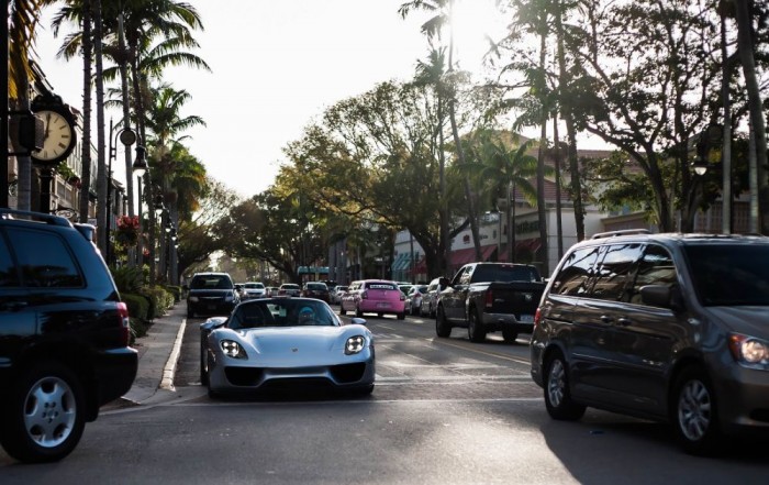 A nagymama, aki járókeret helyett Porschéval tolja 6