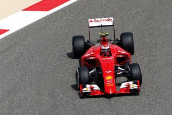 F1: Räikkönené az edzés, a Mercedesek sehol