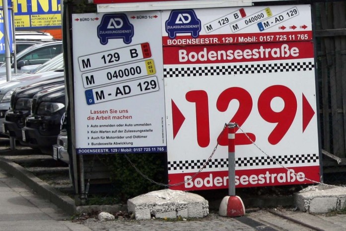 Használt autó Németországból: rosszul is lehet járni 2 Laci nem tudta, hogy a megvásárolt BMW-vel nem tudja elhagyni a telepet. A rendszámot ugyanis nem adja vele a tulajdonosa. A kép illusztráció