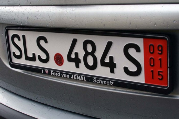 Használt autó Németországból: rosszul is lehet járni 4 Laci végül a szabályos megoldást választotta. A piros rendszámért, az ügyintézésért és a biztosításért 60 ezer forintnyi eurót hagyott az okmányirodában. Még 30 000 forintnak felelt meg a kinti gépjárműadó és a nepper segítőkészsége, plusz ott aludtak még egy éjszakát az okmányiroda nyitására várva, vacsorával és reggelivel 25 ezer forintért. A kép illusztráció