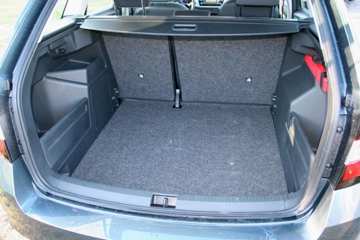 550 liter. Bár csak minden autóban lennének ilyen oldalsó szatyorfogók