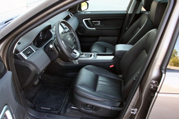 Kényelmes ülések, tisztességes kivitelezés, apró hülyeségekkel