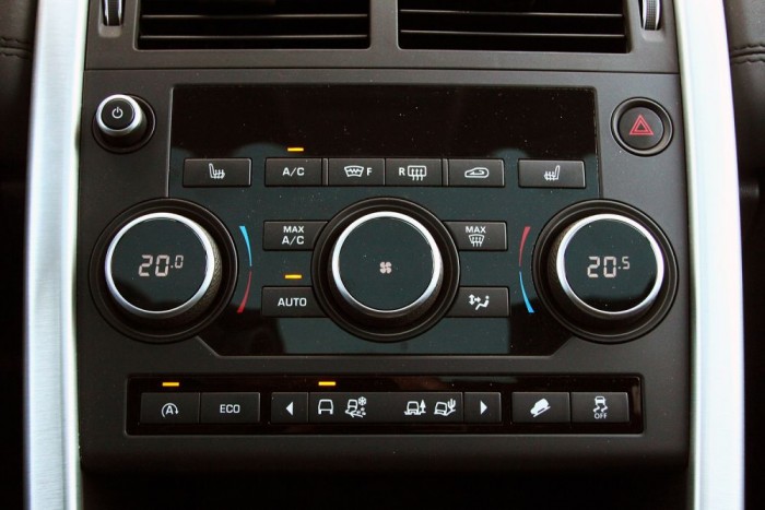 Alul a terep programok, felül nagy, sötét, funkciótlan plexi. Más felszereltségnél ott kell CD-vel etetni a fedélzeti zenegépet