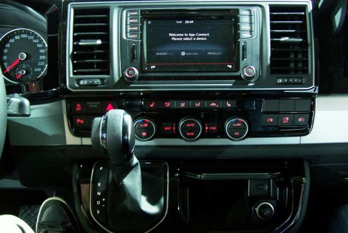 Megújult Orbán Viktor kedvence 12 | Vezess A T6-ban kényelmesen el lehet érni az információs és szórakoztató rendszer képernyőjét