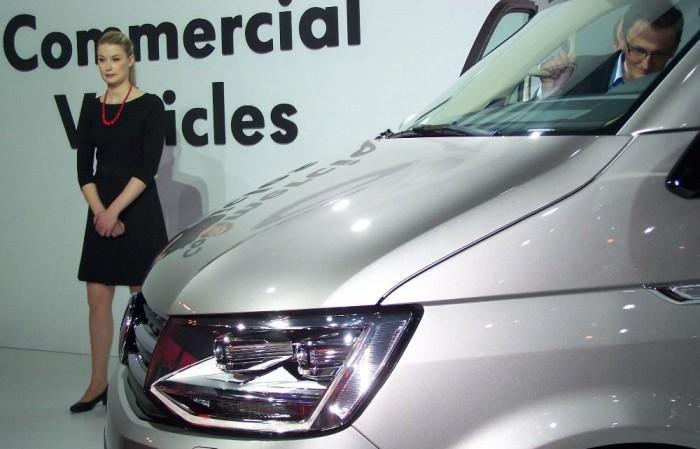 Megújult Orbán Viktor kedvence 11 | Vezess Oldalról nézve könnyen összetéveszthető az előddel az új Transporter