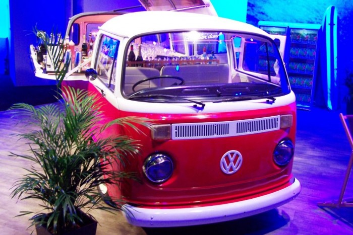 Megújult Orbán Viktor kedvence 13 | Vezess Jobbkormányos T2-es, mely bárpultként szolgálta a vendégeket a világpremieren