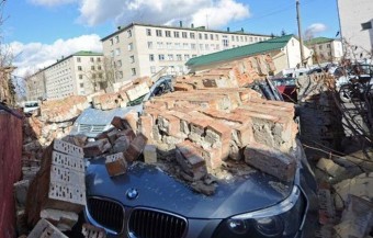 A téglafal, ami legalább öt autót nullázott le