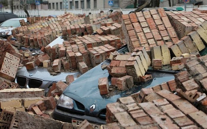 A téglafal, ami legalább öt autót nullázott le 8