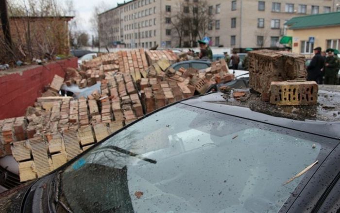 A téglafal, ami legalább öt autót nullázott le 9