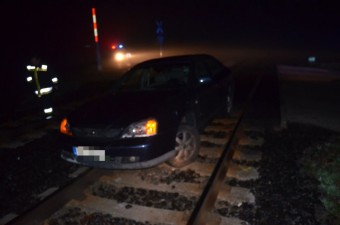 A nap képe - fennakadt a síneken az autó