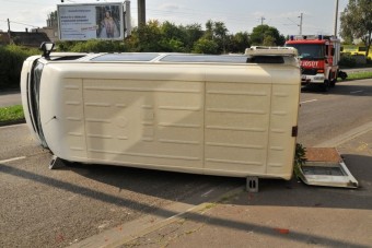 Felborult egy kisbusz 9 emberrel