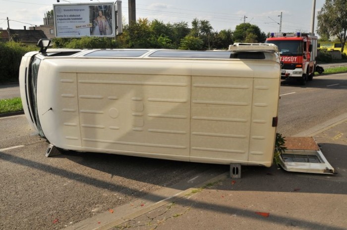 Felborult egy kisbusz 9 emberrel