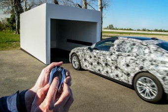 Vezető nélkül parkol az új BMW 7-es