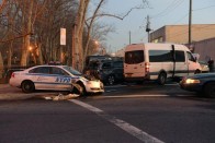 Busznak ütközött, kigyulladt egy rendőrautó 2