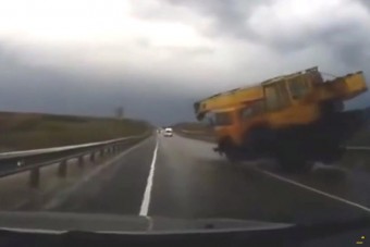 Elszabadult egy daru, az autós épphogy megúszta