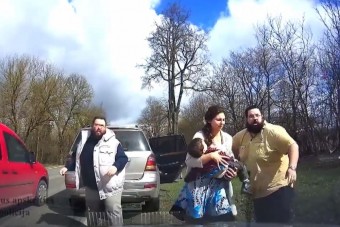 Eszméletlen gyerekkel siettek kórházba, megállította őket a rendőr