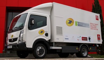 Elektromos teherautón suhannak a levelek