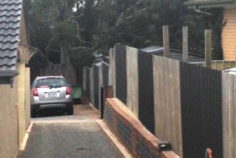 Autójában találtak rá kisfiai a halott anyára