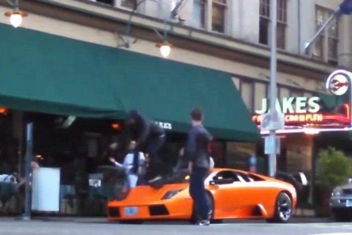 Ez a szemtelen bringás megérdemelne egy pofont