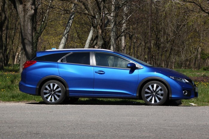 Nemcsak a fenekéért lehet szeretni 6 | Vezess Fura dudorodás a hátsó keréknél és földet túró orr