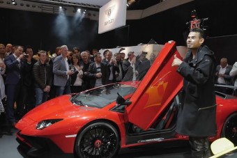 A világsztár DJ-nek eddig nem volt szerencséje a sportautókkal, most újra belevág