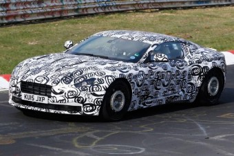 Turbómotorral jön az új Aston Martin